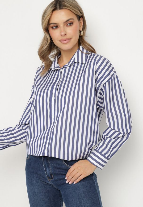 Born2be - Granatowo-Biała Koszula z Bawełny Zapinana na Guziki w Paski Blilia. Okazja: do pracy, na co dzień, na spotkanie biznesowe. Typ kołnierza: kołnierzyk klasyczny. Kolor: niebieski. Materiał: bawełna. Długość rękawa: długi rękaw. Długość: długie. Wzór: paski. Styl: klasyczny, casual, elegancki, biznesowy