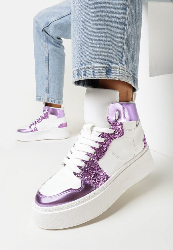 Born2be - Biało-Fioletowe Sneakersy na Grubej Płaskiej Podeszwie z Cholewką za Kostkę Ozdobione Brokatem i Metalicznymi Wstawkami Byreli. Wysokość cholewki: za kostkę. Kolor: biały. Szerokość cholewki: normalna. Wzór: aplikacja