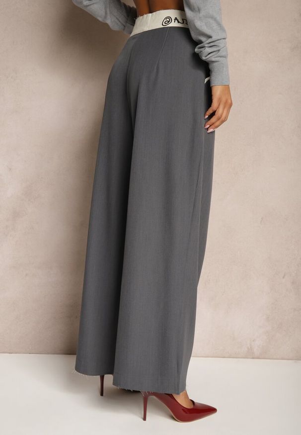 Renee - Szare Spodnie Palazzo High Waist z Szerokimi Nogawkami z Zapięciem na Guziki i Zamek Lomedia. Okazja: na spotkanie biznesowe. Stan: podwyższony. Kolekcja: plus size. Kolor: szary. Wzór: aplikacja. Styl: elegancki, klasyczny, sportowy, biznesowy