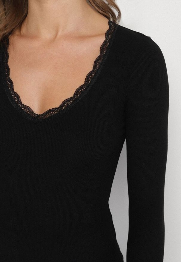 Born2be - Czarna Prążkowana Bluzka z Wiskozą i Koronką Tasfia. Okazja: na co dzień. Kolor: czarny. Materiał: wiskoza, koronka, prążkowany. Wzór: koronka. Styl: casual, elegancki