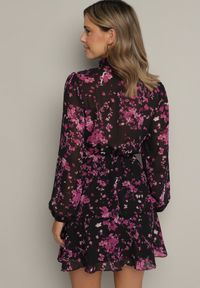 Born2be - Czarno-Fioletowa Rozkloszowana Sukienka Kwiatowa z Falbankami i Gumką w Pasie Zinilda. Okazja: na co dzień. Typ kołnierza: kołnierz z falbankami. Kolor: czarny. Wzór: kwiaty. Typ sukienki: rozkloszowane, proste. Styl: casual, elegancki #5