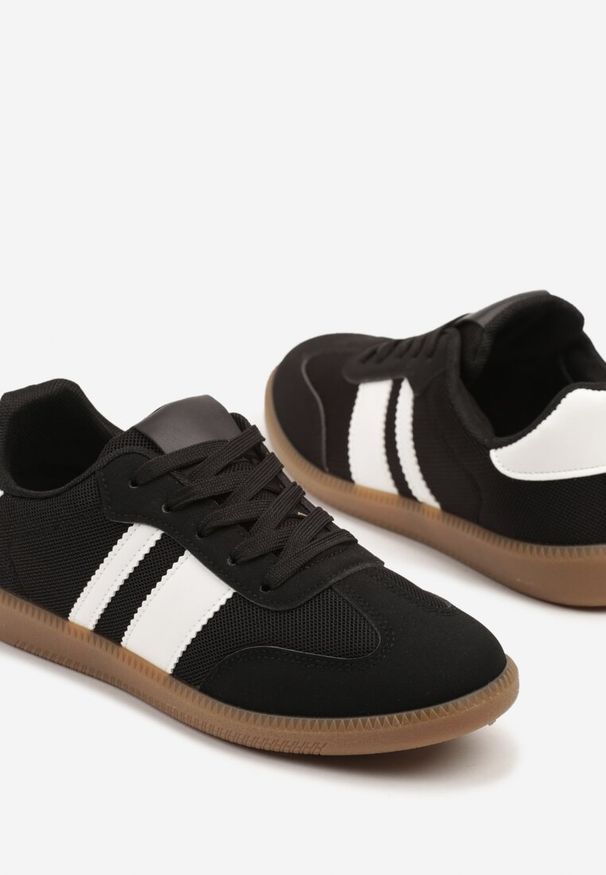 Renee - Czarne Sneakersy w Stylu Tenisówek Ozdobione Paskami Jenaniela. Okazja: na co dzień. Zapięcie: pasek. Kolor: czarny. Materiał: jeans. Wzór: aplikacja