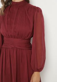 Born2be - Bordowa Sukienka Rozkloszowane ze Stójką Marszczeniami i Transparentnymi Ramionami Belabria. Okazja: na co dzień. Typ kołnierza: kołnierzyk stójkowy. Kolor: czerwony. Typ sukienki: rozkloszowane. Styl: casual, klasyczny #4