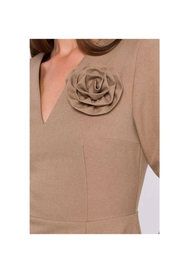 Stylove - Elegancka sukienka ołówkowa z dekoltem V beżowa. Okazja: na co dzień, na randkę, na spotkanie biznesowe, na ślub cywilny, do pracy, na wesele, na imprezę. Typ kołnierza: dekolt w kształcie V. Kolor: beżowy. Materiał: tkanina, elastan. Wzór: aplikacja, kwiaty. Typ sukienki: ołówkowe. Styl: elegancki. Długość: midi