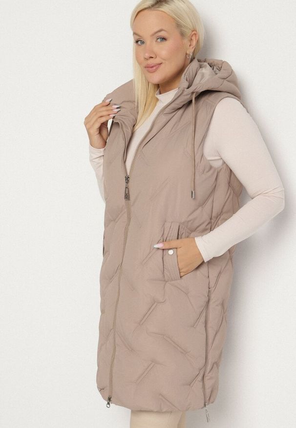 Born2be - Jasnobeżowa Pikowana Kamizelka z Kapturem i Kieszeniami Esarivie. Okazja: na spacer. Typ kołnierza: kaptur. Kolekcja: plus size. Kolor: beżowy. Materiał: jeans