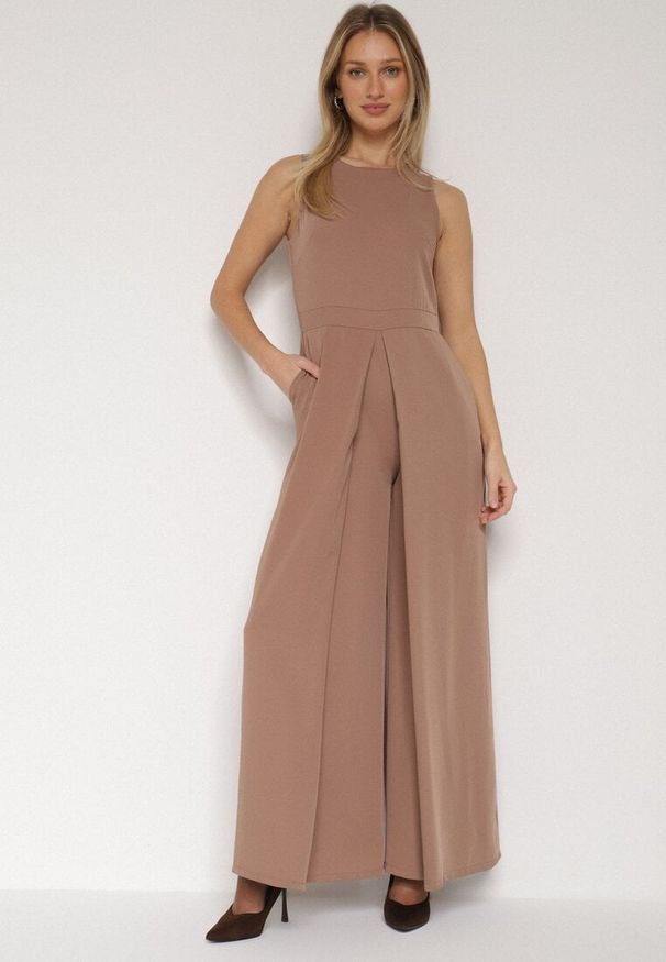 Born2be - Ciemnobeżowy Elegancki Kombinezon z Ozdobnymi Zakładkami Zellysha. Okazja: na co dzień, na spotkanie biznesowe. Kolor: beżowy. Wzór: aplikacja. Styl: elegancki