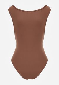 Renee - Brązowe Kopertowe Body Bez Rękawów Edalwen. Okazja: na imprezę. Kolor: brązowy. Materiał: skóra. Długość rękawa: bez rękawów. Styl: elegancki #4