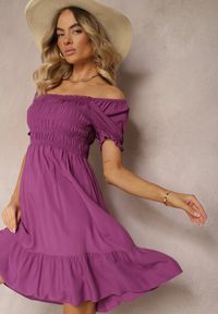 Renee - Ciemnofioletowa Bawełniana Sukienka o Rozkloszowanym Kroju z Gumką przy Dekolcie Moridia. Kolor: fioletowy. Materiał: bawełna. Typ sukienki: rozkloszowane. Styl: elegancki