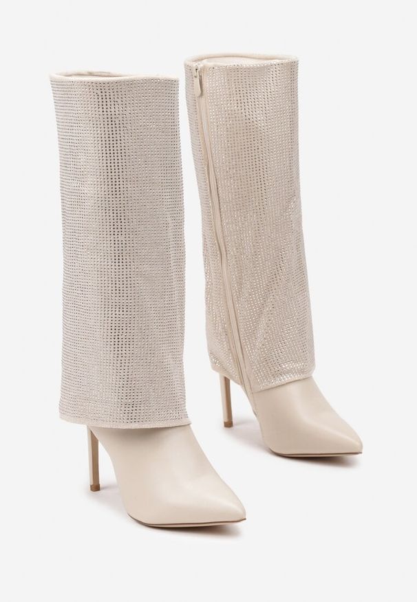 Born2be - Beżowe Kozaki na Szpilce z Wywiniętą Cholewką Zdobioną Cyrkoniami Tintelia. Okazja: na co dzień. Kolor: beżowy. Materiał: jeans. Szerokość cholewki: normalna. Wzór: aplikacja. Obcas: na szpilce. Styl: casual. Wysokość obcasa: średni