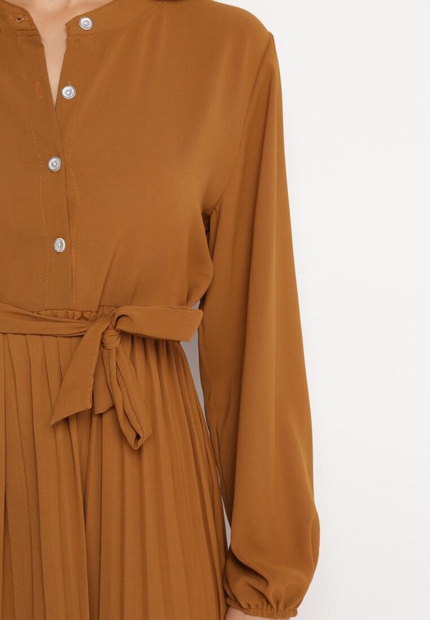 Born2be - Brązowa Rozkloszowana Sukienka Maxi z Plisowanym Dołem i Wiązanym Paskiem Nollira. Kolor: brązowy. Materiał: materiał. Długość rękawa: długi rękaw. Typ sukienki: plisowane. Styl: elegancki. Długość: maxi