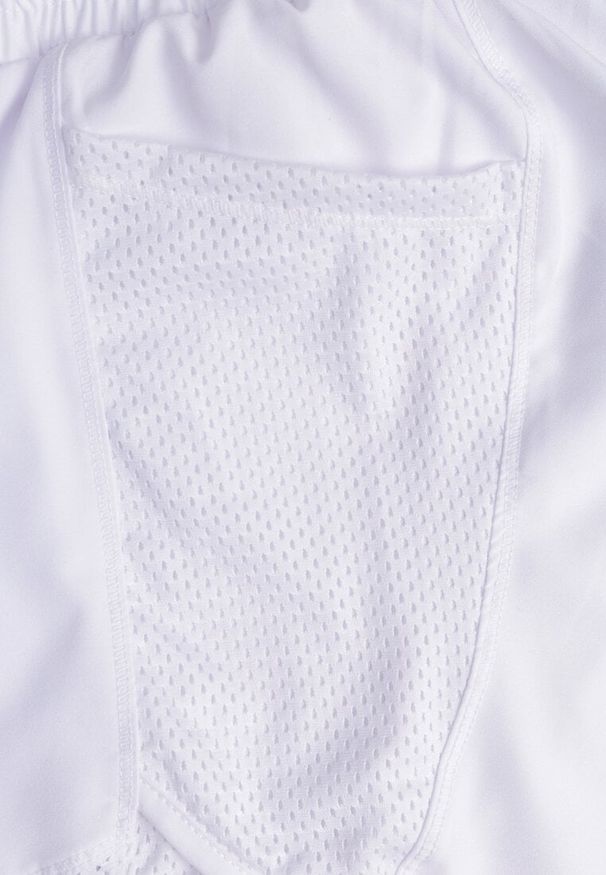 Renee - Białe Szorty w Sportowym Stylu z Siateczką i Podszewką Elishka. Okazja: na co dzień, na spacer. Kolor: biały. Styl: sportowy