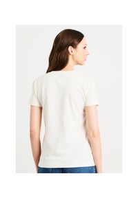 Ochnik - Mleczny T-shirt damski z logo OCHNIK. Okazja: na co dzień. Kolor: biały. Materiał: bawełna. Styl: casual #4
