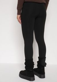 Born2be - Czarne Gładkie Legginsy z Wysokim Stanem Ociepleniem i Zapiętkami Ferisanna. Okazja: na co dzień. Stan: podwyższony. Kolor: czarny. Wzór: gładki. Styl: casual #4