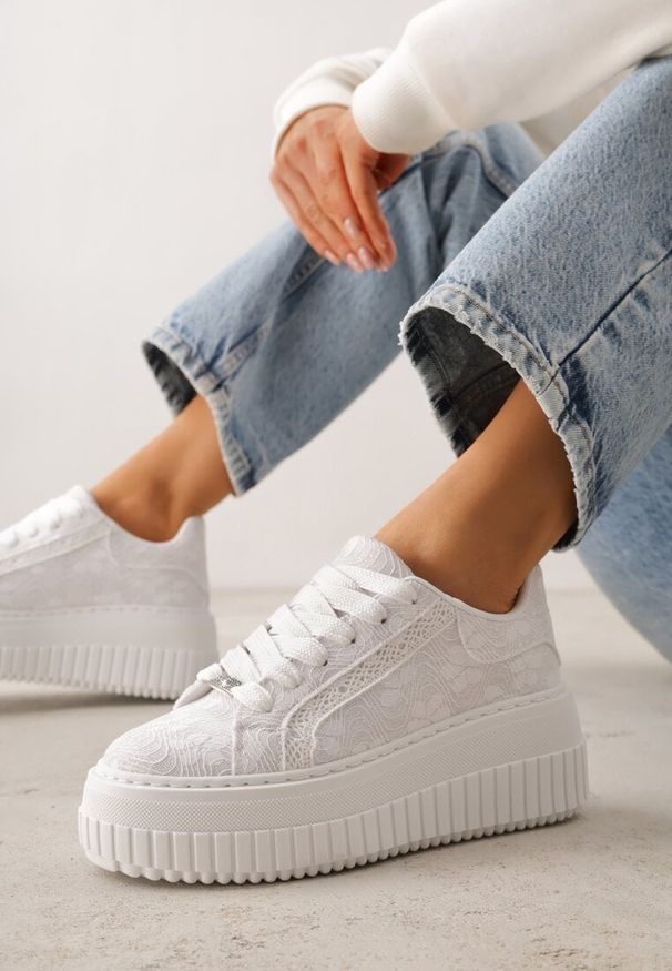 Renee - Białe Sneakersy na Platformie z Cholewką z Koronką i Brokatem Chada. Okazja: na co dzień. Kolor: biały. Materiał: koronka. Szerokość cholewki: normalna. Wzór: koronka. Obcas: na platformie
