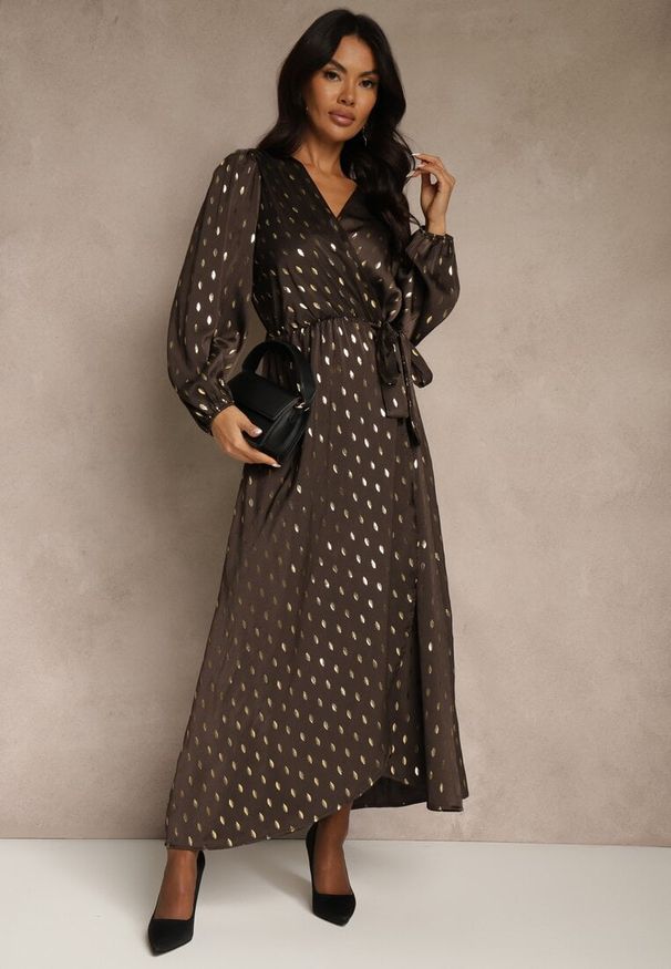 Renee - Brązowa Wiązana Sukienka o Kopertowym Kroju Zdobiona Metalicznym Printem Reinora. Kolor: brązowy. Wzór: nadruk, aplikacja. Typ sukienki: kopertowe