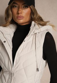 Renee - Jasnoszara Pikowana Kamizelka o Taliowanym Kroju z Kapturem Tulonea. Okazja: na co dzień. Typ kołnierza: kaptur. Kolor: szary. Materiał: jeans. Styl: casual #4