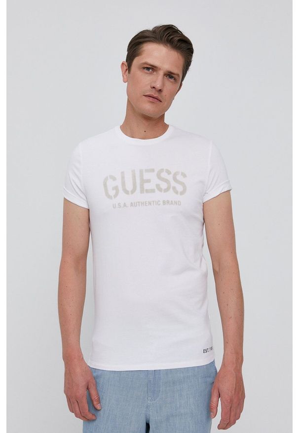 Guess - T-shirt. Okazja: na co dzień. Kolor: biały. Materiał: bawełna, dzianina. Wzór: nadruk. Styl: casual