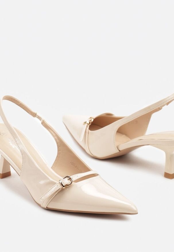 Renee - Jasnobeżowe Lakierowane Sandały Slingback na Obcasie Kaczuszka Aovia. Okazja: na co dzień. Nosek buta: szpiczasty. Kolor: beżowy. Materiał: lakier. Obcas: na obcasie. Styl: casual, elegancki. Wysokość obcasa: średni