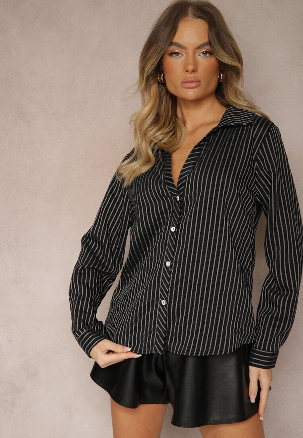Renee - Czarna Casualowa Koszula z Dodatkiem Bawełny w Paski Merinete. Okazja: na co dzień. Kolor: czarny. Materiał: bawełna. Wzór: paski. Styl: casual