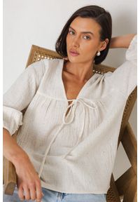 BLUZKA JULIETTE PIASKOWA S - Flawless. Typ kołnierza: dekolt w serek. Materiał: bawełna, skóra. Długość: długie. Sezon: lato. Styl: elegancki