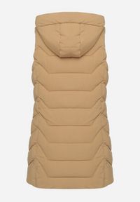 Born2be - Jasnobeżowa Pikowana Kamizelka z Odpinanym Kapturem na Suwak Wykończona Sznurkami Zeneria. Okazja: na co dzień. Kolor: beżowy. Styl: casual, elegancki #4