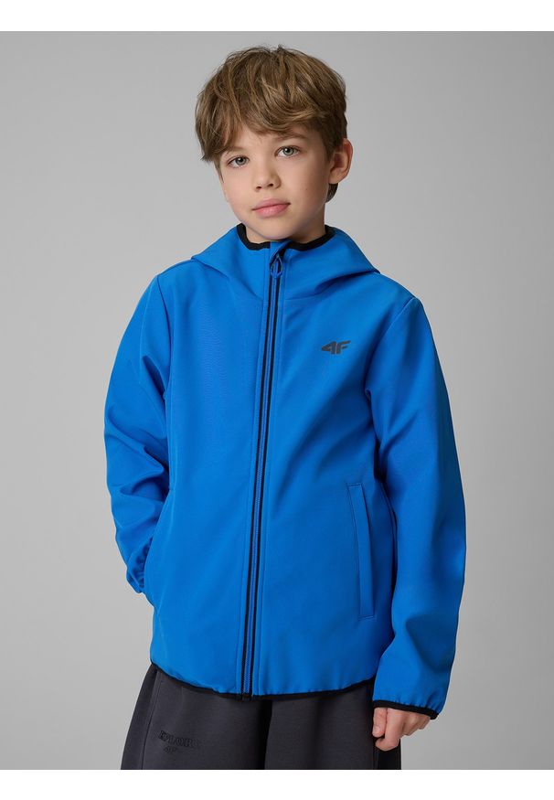 4f - 4F Kurtka softshell wiatroodporna membrana 5000 chłopięca - niebieska 134 (8-9 lat). Okazja: na uczelnię. Kolor: niebieski. Materiał: softshell. Sezon: lato