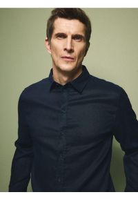 Reserved - Lniana koszula slim fit - granatowy. Kolor: niebieski. Materiał: len