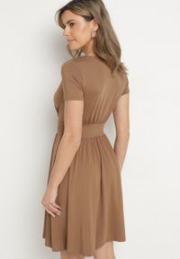 Born2be - Brązowa Rozkloszowana Sukienka z Wiskozą o Kopertowym Kroju z Marszczeniem Adivas. Okazja: na spacer, na co dzień. Typ kołnierza: dekolt w kształcie V. Kolor: brązowy. Materiał: wiskoza. Długość rękawa: krótki rękaw. Typ sukienki: kopertowe. Styl: casual, elegancki #7