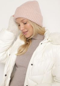 Born2be - Różowa Prążkowana Czapka Beanie z Wiskozą i Metaliczną Nicią Temiala. Kolor: różowy. Materiał: prążkowany, wiskoza. Styl: casual, elegancki #1