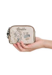 Portfel damski Anekke, z ozdobnym nadrukiem i metalowym logo zapinany na suwak wyposażony w przegrody na karty kieszeń na monety oraz miejsce na bank. Kolor: beżowy. Wzór: nadruk #1