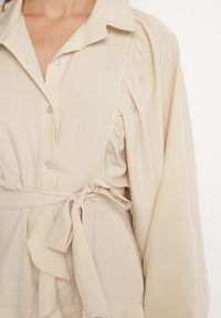 Born2be - Beżowa Sukienka Ozdobiona Paskiem i Falbanami Divilena. Okazja: na co dzień. Kolor: beżowy. Materiał: jeans. Wzór: aplikacja. Styl: casual, elegancki #4