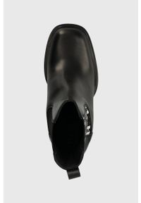 Karl Lagerfeld sztyblety skórzane VOYAGE VI damskie kolor czarny na słupku KL30158. Kolor: czarny. Materiał: skóra. Obcas: na słupku. Wysokość obcasa: średni #3