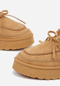 Renee - Brązowe Rustykalne Śniegowce z Niską Cholewką Zdobione Futrem i Kokardą Tuspena. Okazja: do domu, na co dzień. Wysokość cholewki: przed kostkę. Kolor: brązowy. Materiał: futro. Szerokość cholewki: normalna. Wzór: aplikacja. Sezon: zima. Styl: casual #5