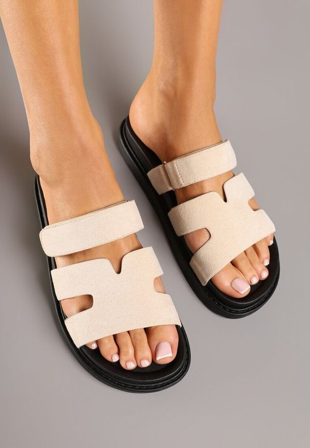 Born2be - Beżowe Klapki z Imitacji Zamszu z Ozdobnymi Wycięciami i Rzepem Zivienne. Okazja: na plażę, na co dzień. Kolor: beżowy. Materiał: zamsz. Sezon: lato. Obcas: na płaskiej podeszwie. Styl: casual