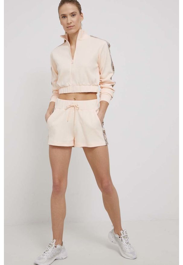 Guess bluza damska kolor pomarańczowy z aplikacją. Okazja: na co dzień. Kolor: pomarańczowy. Materiał: bawełna. Wzór: aplikacja. Styl: casual
