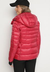 Born2be - Czerwona Pikowana Kurtka z Metalicznym Połyskiem i Odpinanym Kapturem Dairise. Kolor: czerwony. Materiał: jeans. Styl: klasyczny #3