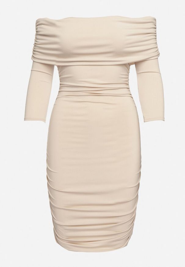 Born2be - Beżowa Dopasowana Sukienka Hiszpanka z Marszczeniami Ailisma. Typ kołnierza: dekolt hiszpanka. Kolor: beżowy. Styl: elegancki