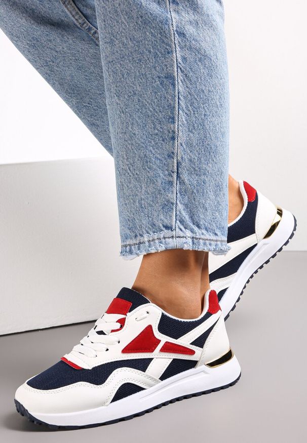 Renee - Biało-Granatowe Sznurowane Sneakersy na Płaskiej Podeszwie Salisa. Okazja: na co dzień. Nosek buta: okrągły. Zapięcie: sznurówki. Kolor: biały. Materiał: jeans, materiał. Obcas: na płaskiej podeszwie. Wysokość obcasa: niski