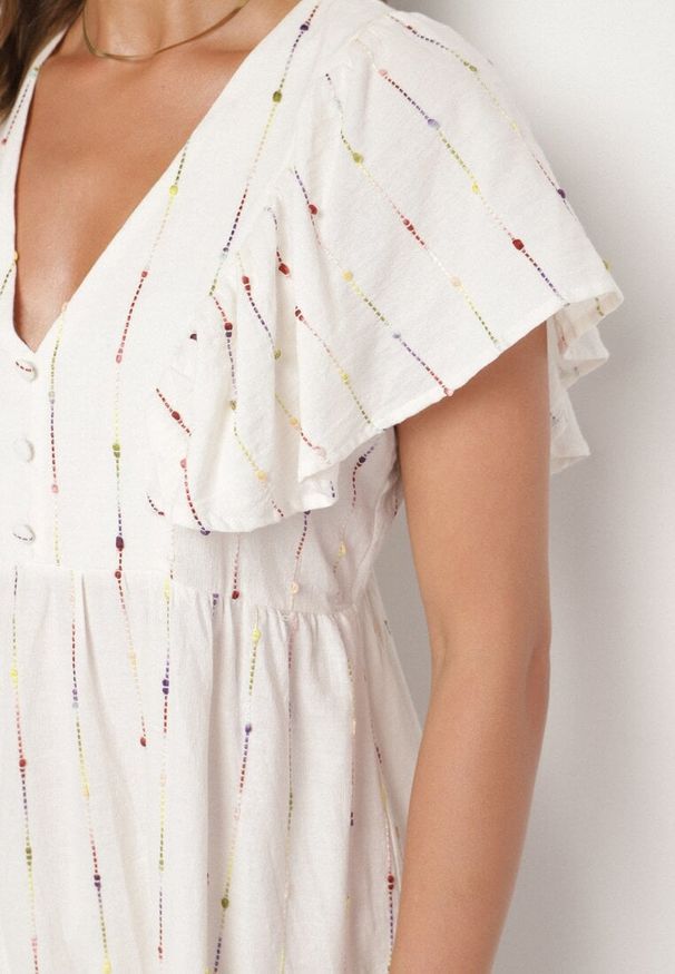 Born2be - Biała Bawełniana Sukienka o Rozkloszowanym Kroju z Falbanami Silimea. Okazja: na co dzień. Typ kołnierza: dekolt w kształcie V. Kolor: biały. Materiał: bawełna. Typ sukienki: rozkloszowane. Styl: casual, elegancki, klasyczny