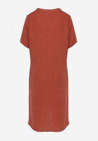 Born2be - Pomarańczowa Wiskozowa Sukienka o Pudełkowym Kroju z Dekoltem V z Guzikami Berborin. Okazja: na co dzień, do pracy. Kolekcja: plus size. Kolor: pomarańczowy. Materiał: wiskoza. Typ sukienki: dla puszystych, proste. Styl: casual, klasyczny #8