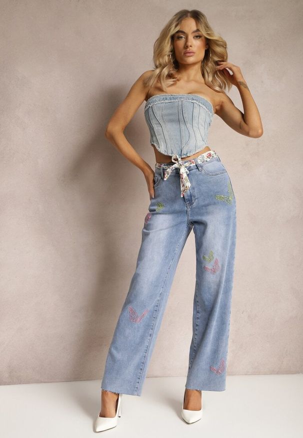 Renee - Jasnoniebieskie Bawełniane Jeansy High Waist o Szerokim Kroju z Paskiem i Haftami Kelisaria. Stan: podwyższony. Kolor: niebieski. Wzór: haft