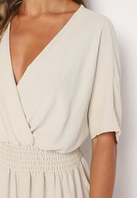 Born2be - Beżowy Kopertowy Kombinezon z Gumką w Talii i Szerokimi Nogawkami Vimashea. Okazja: na co dzień. Kolor: beżowy. Styl: casual, elegancki #5