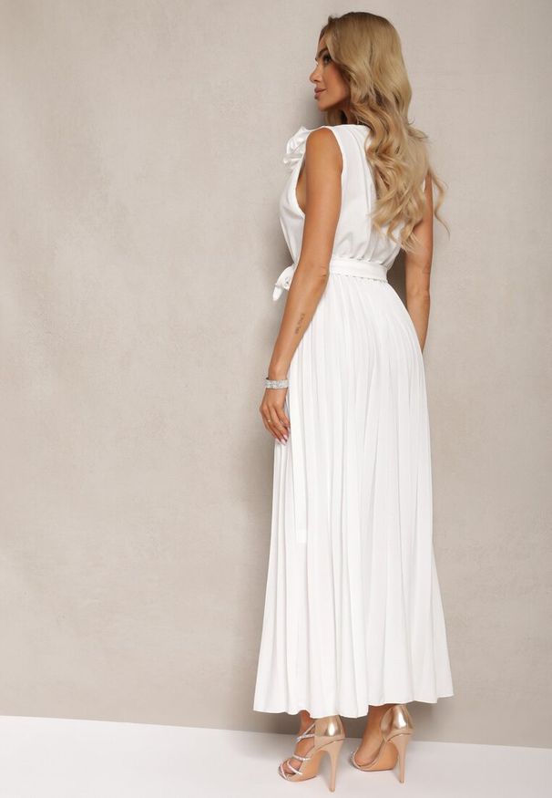 Renee - Biała Koktajlowa Sukienka Plisowana z Kwiatową Broszką Paskiem i Gumką w Talii Viknna. Okazja: na imprezę. Typ kołnierza: dekolt w kształcie V. Kolor: biały. Materiał: materiał. Wzór: kwiaty. Typ sukienki: plisowane. Styl: wizytowy