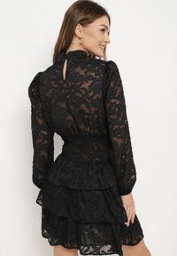 Born2be - Czarna Taliowana Sukienka Mini Koronkowa z Falbankami Ciluna. Okazja: na co dzień. Typ kołnierza: kołnierz z falbankami. Kolor: czarny. Materiał: koronka. Wzór: aplikacja. Styl: klasyczny, casual, elegancki. Długość: mini #3
