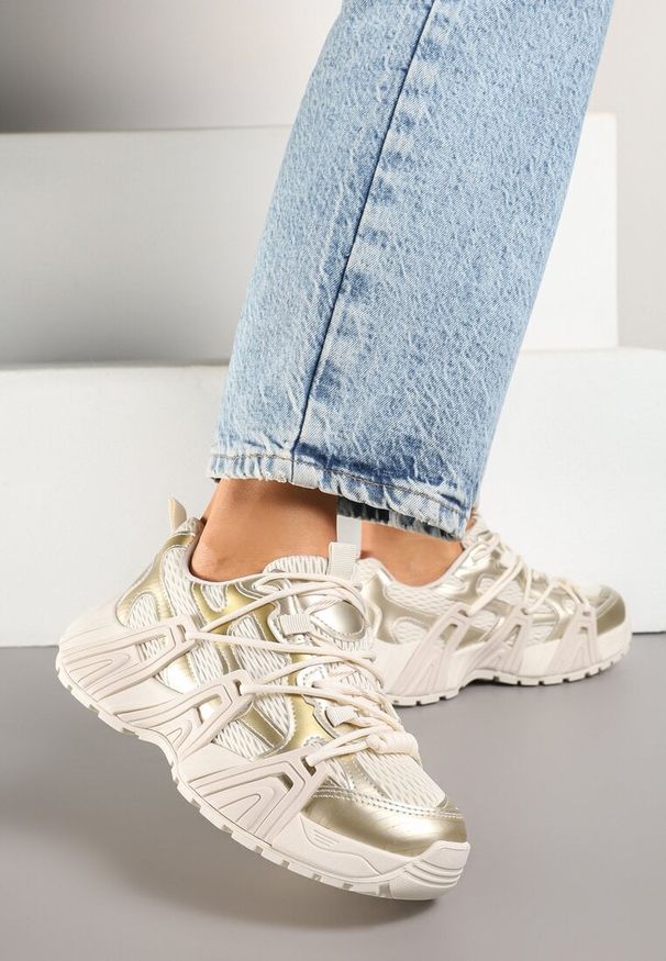 Born2be - Złote Sneakersy z Ozdobnym Sznurowaniem i Tłoczoną Podeszwą Nurilune. Okazja: na co dzień. Kolor: złoty. Materiał: jeans