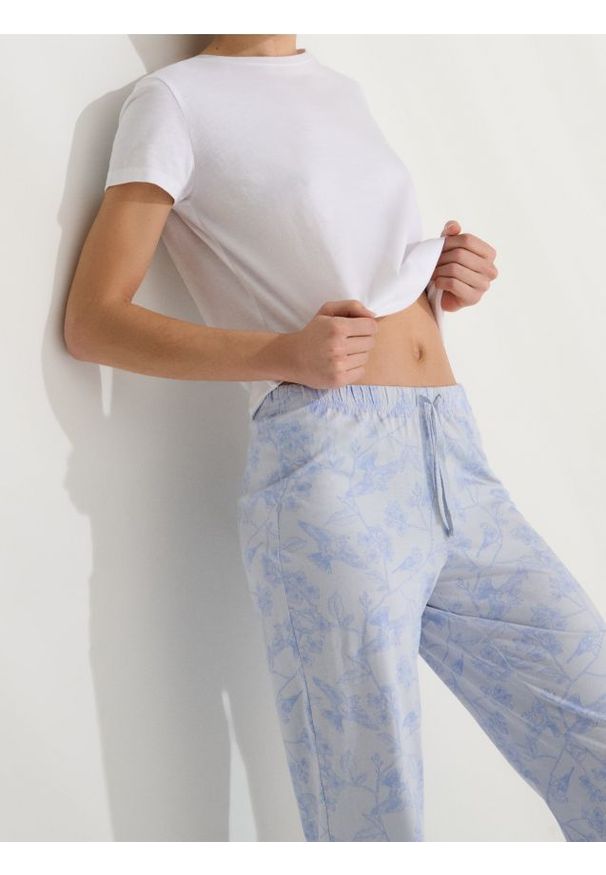 Sinsay - Bawełniana piżama dwuczęściowa z motywem kwiatowym - biały. Kolor: biały. Materiał: bawełna. Wzór: kwiaty