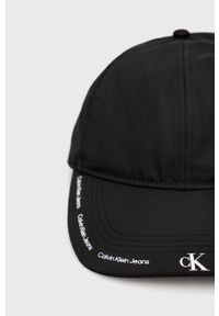 Calvin Klein Jeans czapka kolor czarny gładka. Kolor: czarny. Materiał: włókno. Wzór: gładki