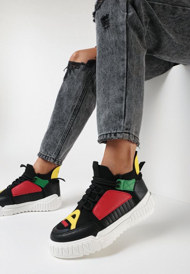 Born2be - Czarne Sneakersy Dorice. Wysokość cholewki: za kostkę. Nosek buta: okrągły. Zapięcie: bez zapięcia. Kolor: czarny. Materiał: materiał. Szerokość cholewki: normalna. Wzór: kolorowy, aplikacja