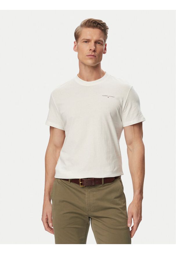 Tommy Jeans T-Shirt Linear Chest DM0DM21780 Écru Slim Fit. Kolor: kremowy. Materiał: bawełna