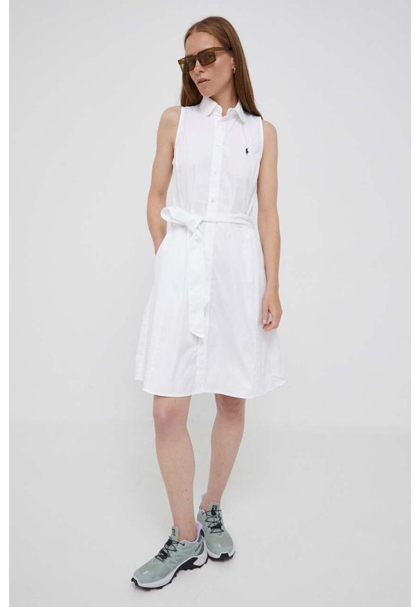 Polo Ralph Lauren sukienka bawełniana kolor biały midi prosta. Okazja: na co dzień. Typ kołnierza: polo. Kolor: biały. Materiał: bawełna. Wzór: gładki, aplikacja. Typ sukienki: proste. Styl: casual. Długość: midi